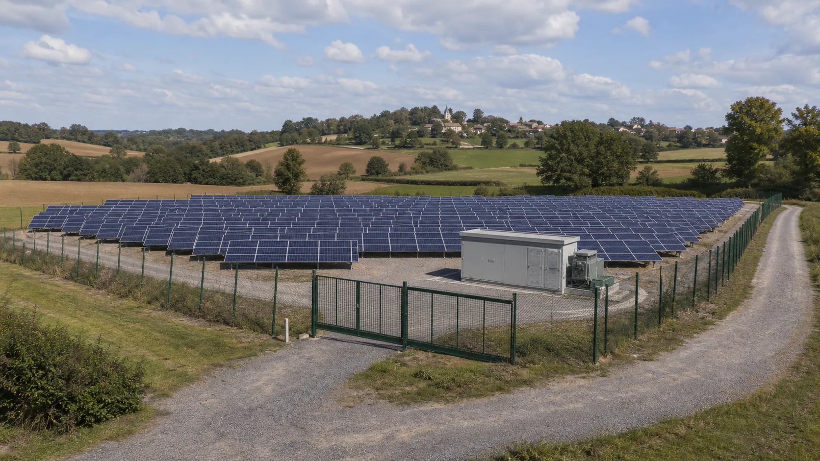 Centrale photovoltaïque au sol dans un paysage rural français