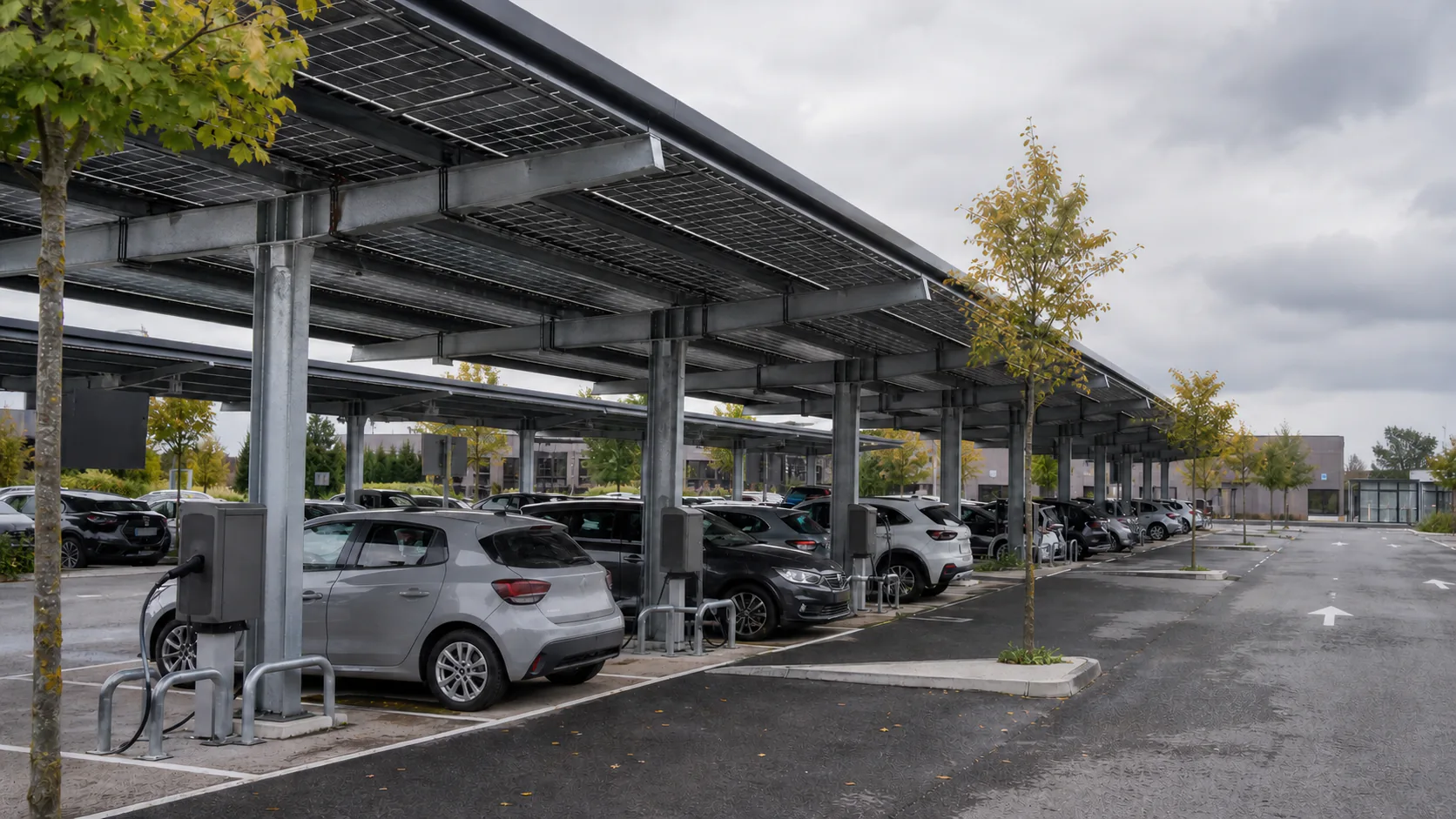 Ombrières photovoltaïques et recharge de véhicules électriques sur un grand parking français